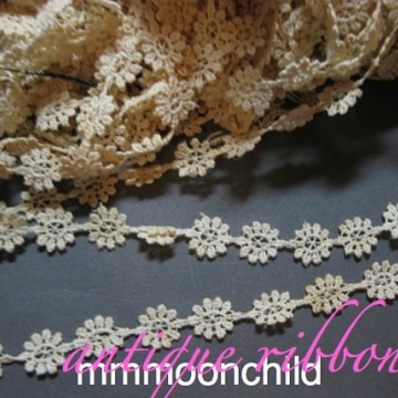  Antique lace trim dyeable cotton flowers early 20C 1/2 in